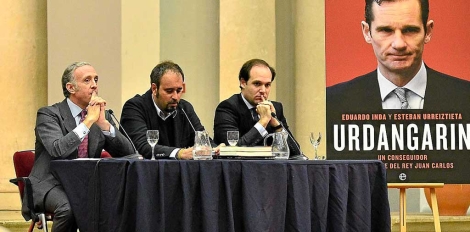 Eduardo Inda, Agustn Pery y Esteban Urreiztieta durante la presentacin.