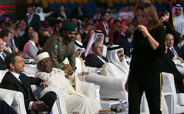 Cecilia Attias, ex mujer de Sarkozy, pasa ante el francs (i) y el presidente de Gabn (2i) en Doha. | AFP