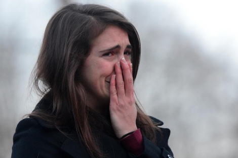 Una mujer llora frente al memorial en recuerdo de las vctimas de Newtown. | Afp