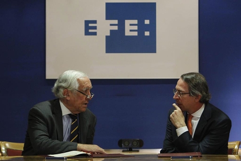 Espinosa de los Monteros (i) charla con el presidente de Efe, J. A. Vera. | Efe