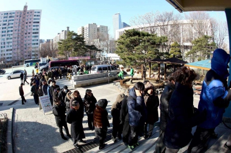 Surcoreanos esperan para votar en un colegio electoral de Sel. | Efe
