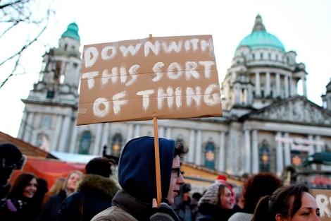 Un manifestante protesta frente al ayuntamiento de Belfast. | Afp