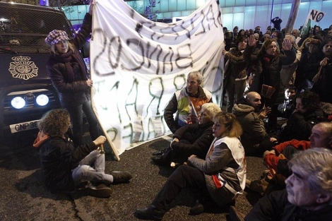 Imagen de la protesta frente a la Asamblea de Madrid. | Efe