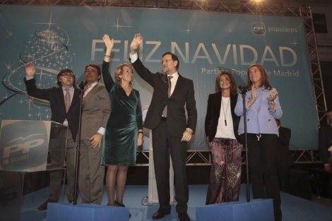 El presidente del Gobierno, Mariano Rajoy, acompaado por , Pablo Rodrguez Sardinero,Ignacio Gonzlez, Esperanza Aguirre, Ana Botella y Ana Mato. | Efe