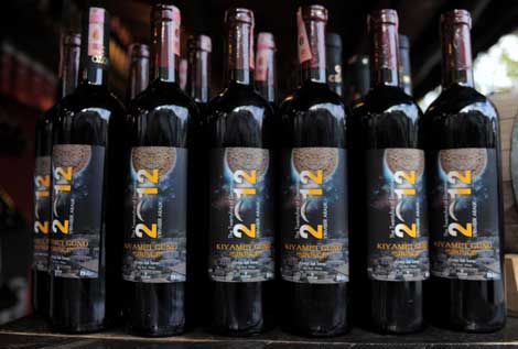 Un comercio vende botellas de vino con la etiqueta del fin del mundo en Sirince, un pueblo turco sobre el que se ha difundido el rumor de que es un lugar 'seguro' para sobrevir al día 21.| AFP