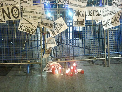 Velas y carteles como culminacin de la 'marcha fnebre' en la valla policial. | N. M. G.
