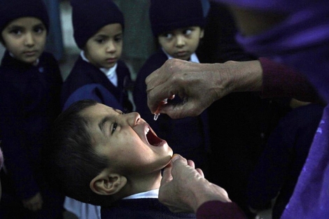 Unos nios reciben su vacuna en Lahore.| Reuters