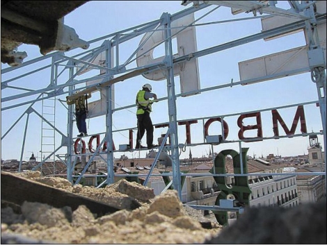 Operarios desmontando el cartel de To Pepe.| Gonzlez Byass