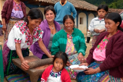 Una voluntaria con locales de Guatemala en un proyecto de Entreculturas. | Entreculturas.