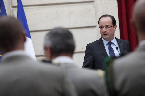 Hollande, en un homenaje a los soldados franceses que han vuelto de Afganistn. | Reuters