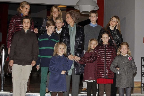 La Reina, rodeada de sus nietos, las infantas y la Princesa de Asturias. | Efe