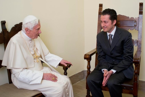 El Papa, hoy, con su ex mayordomo, en la crcel de El Vaticano. | Afp
