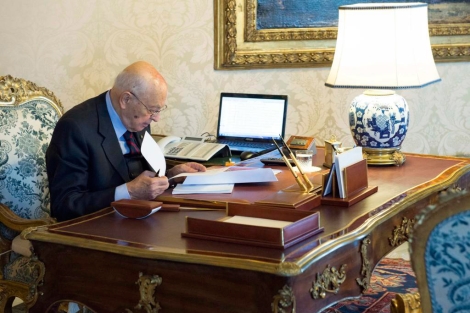El presidente Napolitano, hoy, en su despacho en el Quirinal. | Reuters
