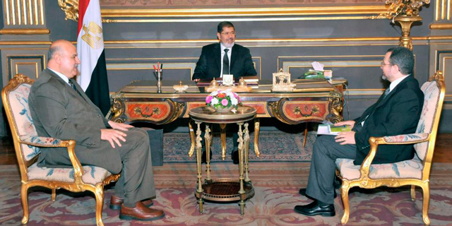 El presidente Mursi (c), junto al primer ministro Qandil (d) y el vicepresidente Meki. | Efe