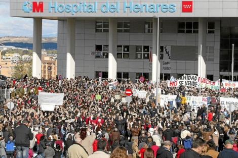 Una de las protestas frente al Hospital de Henares. | EL MUNDO