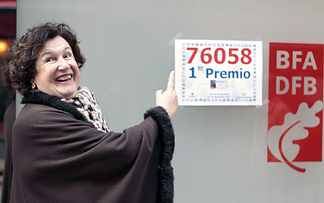 La lotera Maite Madariaga seala el nmero premiado por el 'Gordo'. | Efe