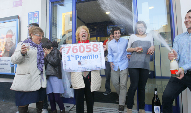 Celebracin en la administracin nmero 1 de Alaqus. | Benito Pajares MS FOTOS