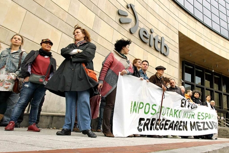 Concentracin de EH Bildu frente a la sede de EiTB, en Bilbao. | Efe