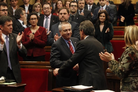 Navarro saluda a Mas tras ser investido presidente de la Generalitat. | Domnec Umbert