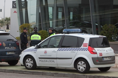 Cuatro policas de Crdoba charlan delante de un coche patrulla. | Madero Cubero