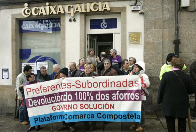 Concentración de afectados por las preferentes en Santiago de Compostela. | Efe