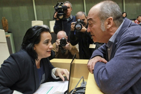 Martin Garitano conversa con la portavoz socialista Rafaela Romero. | Efe