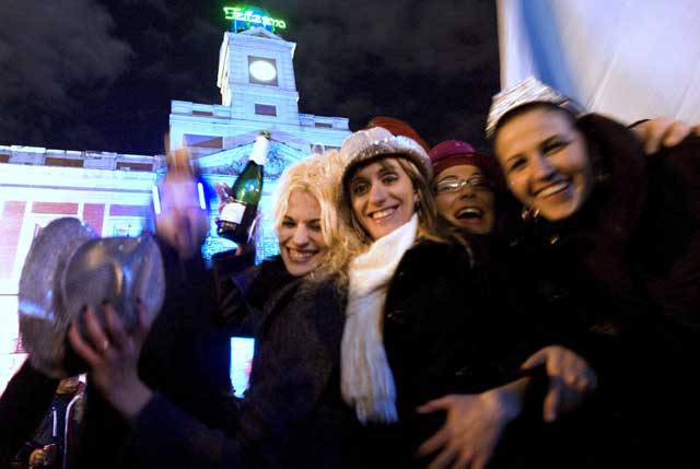Un grupo de amigas celebra la Nochevieja del año pasado en Madrid. | Roberto Cárdenas