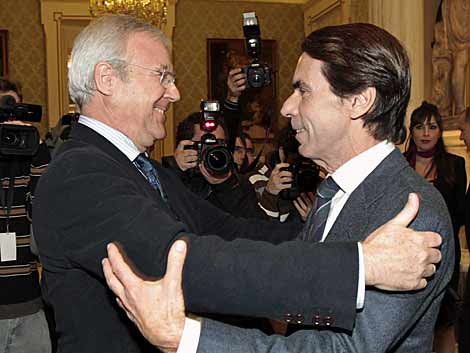 El presidente de Murcia saludando al ex presidente Jos Mara Aznar. | Efe