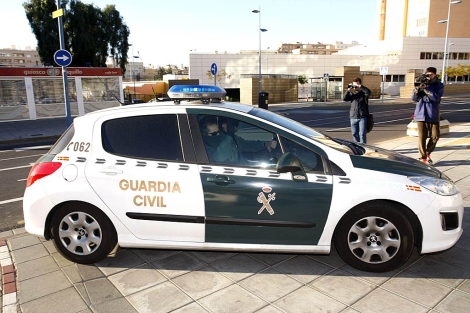 La Guardia Civil traslada a los detenidos a los juzgados de Almera. | Efe