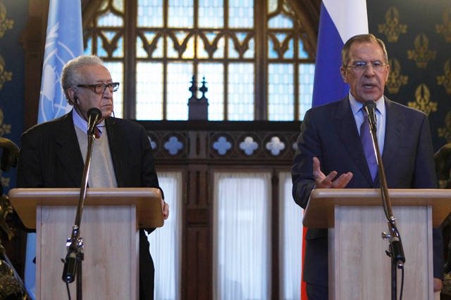 Brahimi (izda.) y Lavrov durante la rueda de prensa en Mosc sobre su mediacin para la paz en Siria. | Reuters