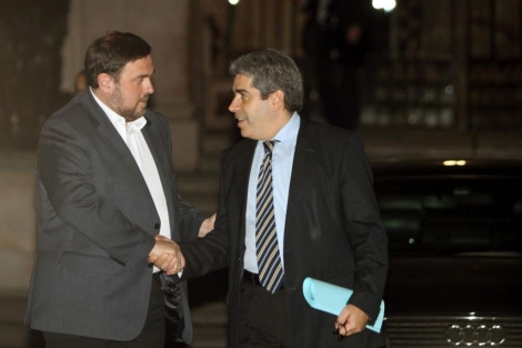 Junqueras y Homs se saludan durante las negociaciones del pacto. | Efe