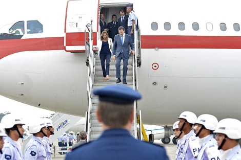 Rajoy y su mujer bajan de un avin a su llegada a Ro de Janeiro el pasado junio. | D. Crespo.