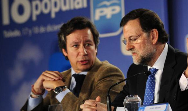 Floriano habla con Rajoy en un acto de partido. | E.M.