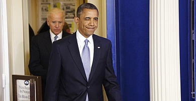 Obama guia un ojo tras aprobar el Congreso la nueva ley. | Reuters