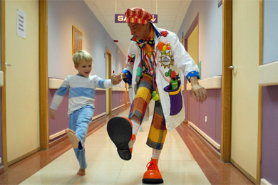 El 'Dr.Zito' acompaa a un David en el hospital. | Fundacin Theodora