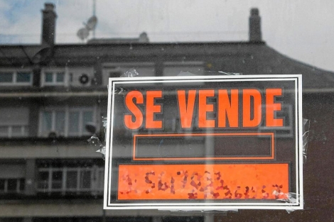 Cartel de 'Se vende' en la ventana de un piso de Madrid. | Gonzalo Arroyo