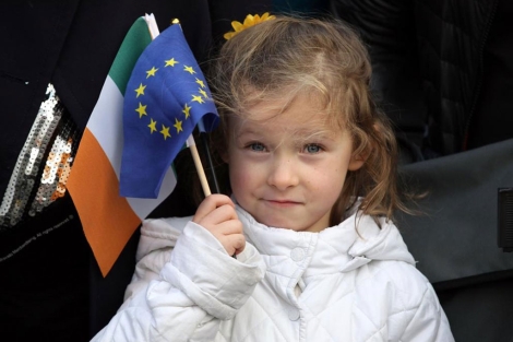 Una nia con las banderas de Irlanda y la UE, en la ceremonia de apertura. | Afp