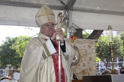El obispo de Crdoba, durante la celebracin de una misa. | M. Cubero