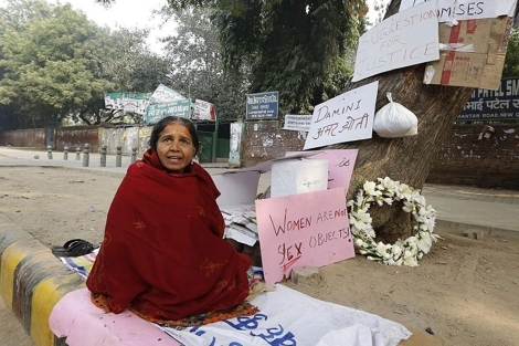 La mafestante Bhanuwat, sentada en el "manifestdromo" pide justicia.| Efe
