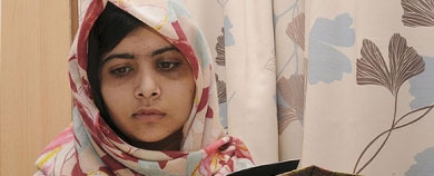 Malala, este viernes visiblemente recuerada. en el hospital.| Afp