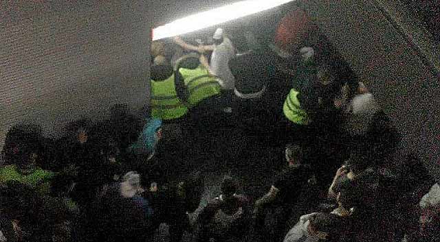 Imagen del vomitorio del Madrid Arena, donde fallecieron las jvenes. | El Mundo