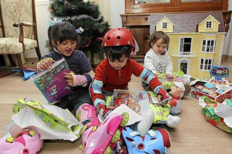 Niños abriendo sus regalos el Día de Reyes. | Montse Álvarez.