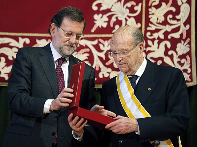 Rajoy entrega a Fernndez Albor la Gran Cruz de la Orden de Isabel la Catlica. | Lavandeira Jr. / Efe