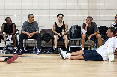 Obama con los actores Cheadle (izda), Maguire y Clooney. | Pete Souza