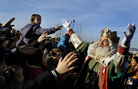 El Rey Melchor saluda a los nios en Gijn. | Eloy Alonso / Reuters