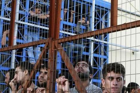 Inmigrantes indocumentados detenidos en un centro en Lesvos.| Reuters