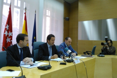 Imagen de la rueda de prensa de Pablo Cavero, junto a Borja Carabante (izq.) e Ignacio Gonzlez Velayos (derecha).| P. B.