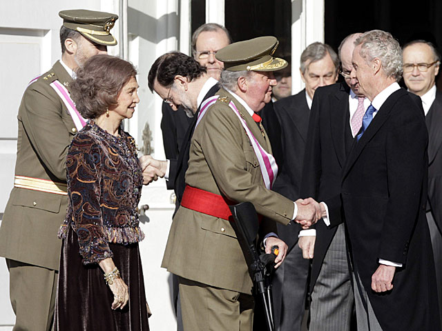 El Rey saluda al ministro de Defensa en la Pascua Militar. | Javier Lizón / Efe