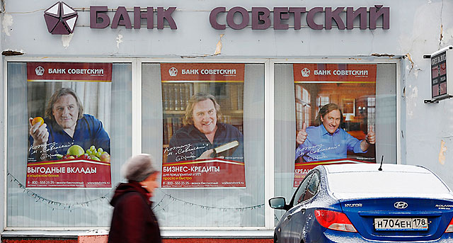 Publicidades de Depardieu en un banco de San Petesburgo. | AFP