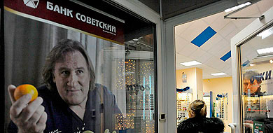 Publicidad de Depardieu en un banco Sovetsky. | AFP
